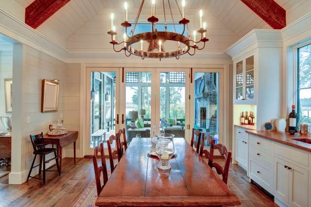 Why Statement Chandeliers Are Essential for an Elegant Dining Experience